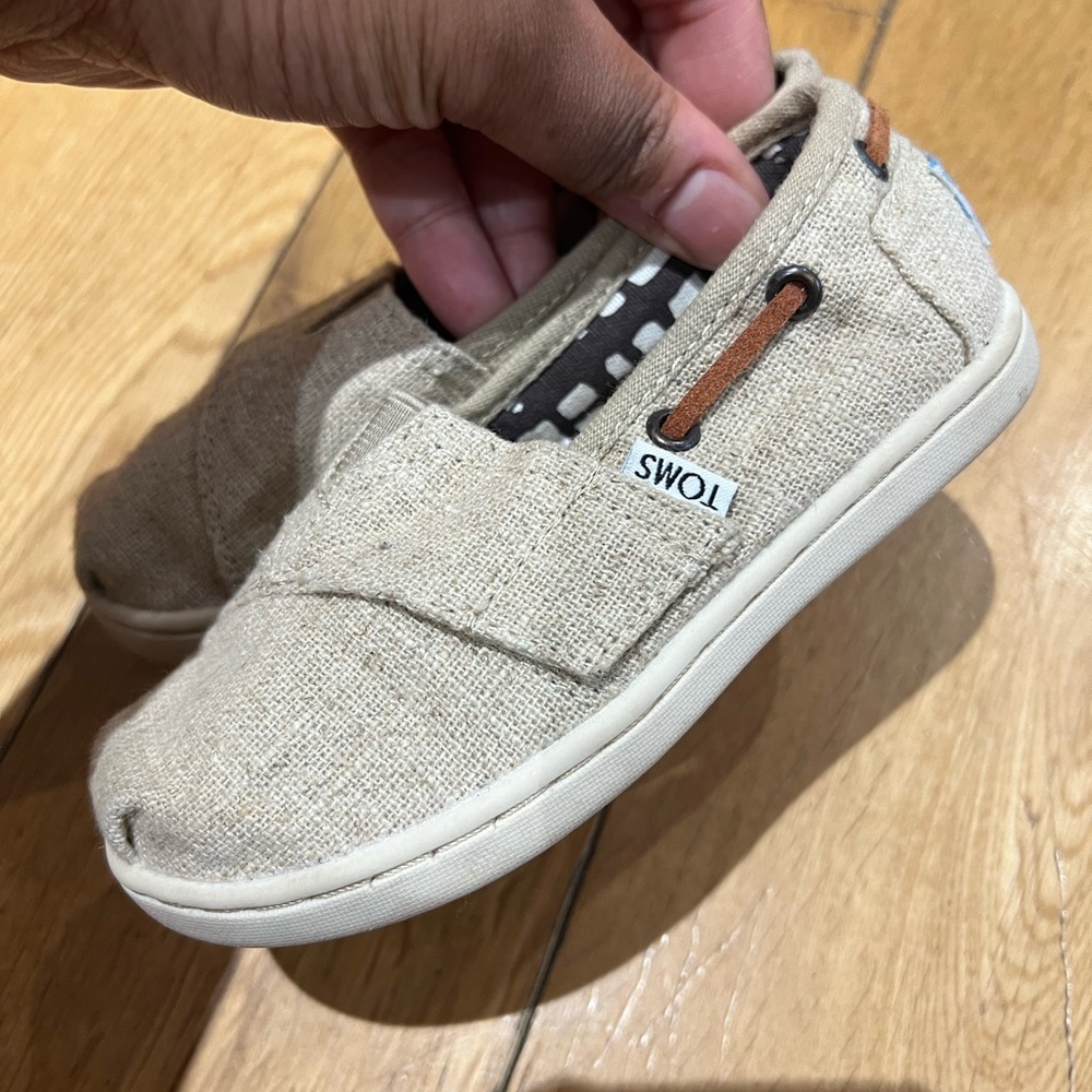 Only worn twice toddler toms size 8